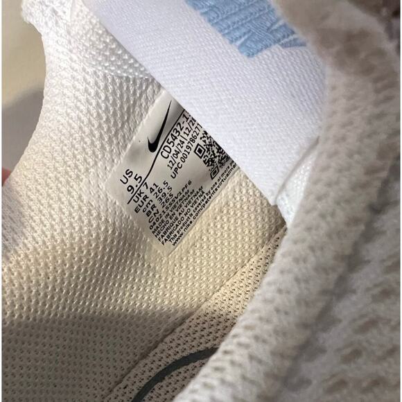 EUC Nike Air Max Excee Sneakers - Picture 6 of 12